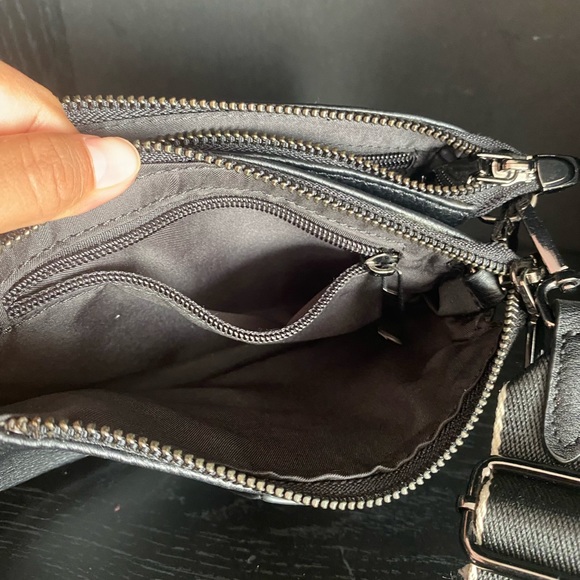 Crossbody Multipocket Purse - Picture 3 of 5